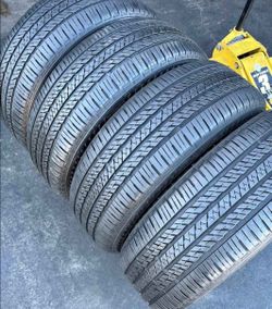 235 50 20 Bridgestone tires Con 80% de Vida Las 4