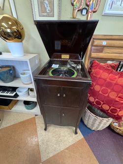 Antique Phonograph Victor