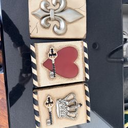 Gango Home Décor King and Queen Fleur De Lis, Keys and Crown wall plaques