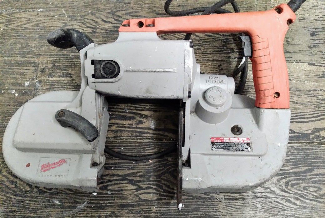 Milwaukee Heavy Duty Band Saw de 6 amperes en $100 00