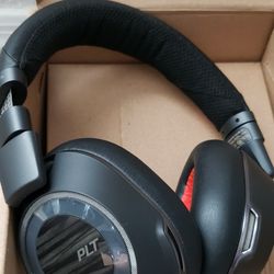 Brand New Poly Voyager 8200 UC - headphones with mic

A