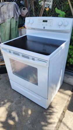 Preciosa Estufa Electrica Whirlpool Luz 220V Plancha De Vidrio Lista Para Usar Super Limpia Trabaja Muy Bien Los Cuatro Quemadores Y El Horno $150
