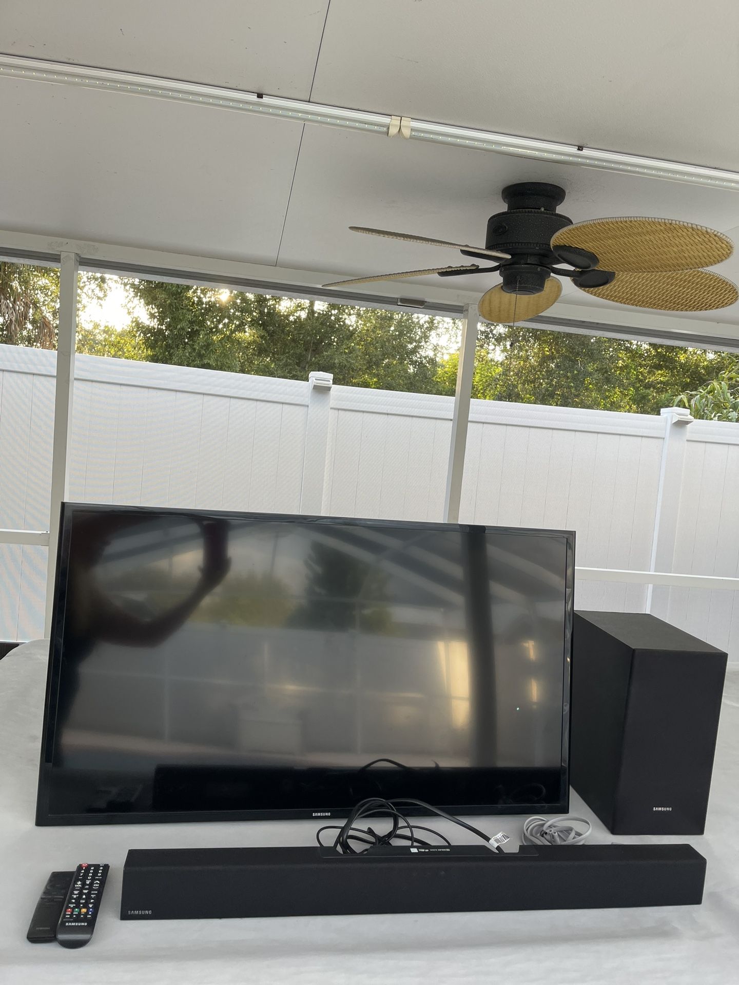 Samsung Smart Tv 42 with Samsung Sound Bar with Bluetooth and Subwoofer whith controls