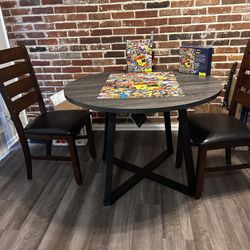Round Dining Table - LIKE NEW - Pick Up Only