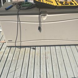 Used But Like New Lifetime Beige 130 Gallon Deck Box