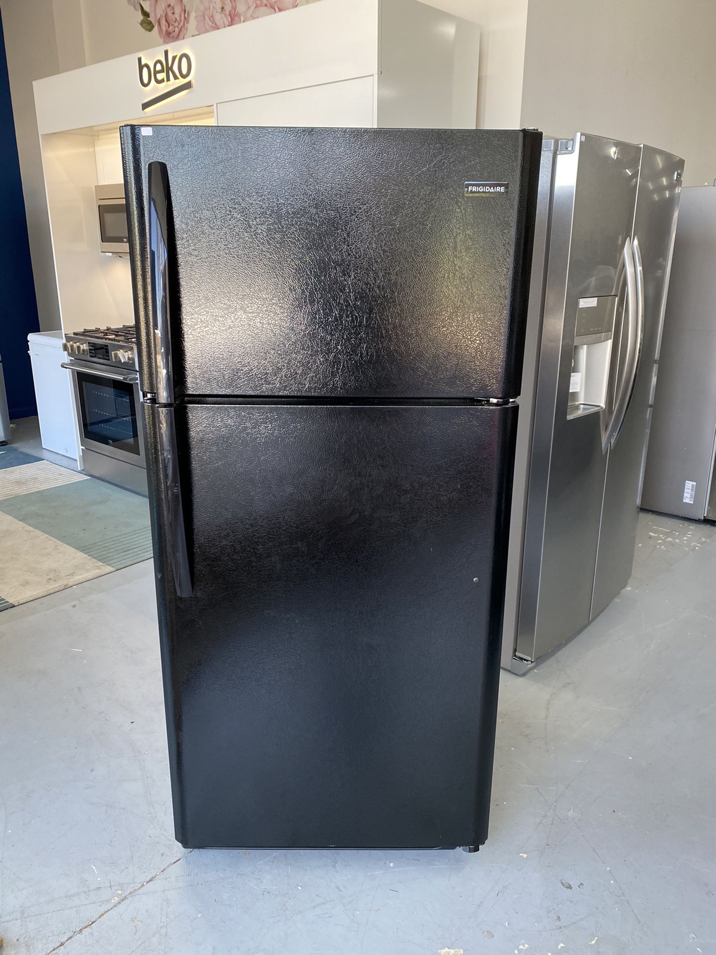NEW Frigidaire 18-cu ft Top-Freezer Refrigerator