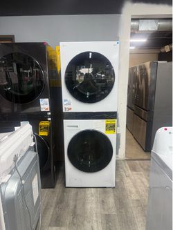 LG - 4.5 Cu. Ft. HE Smart Front Load Washer and 7.4 Cu. Ft. Gas Dryer WashTower with Steam and Built-In Intelligence - White  🔥