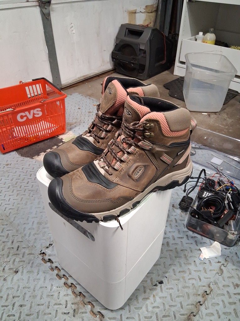 Women's Hiking Boots Sz 11 New Unworn By Keen 