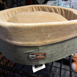 Medium round dog bed. Tan and olive green dog bed. Unzips to clean. Never used. Pet bed 