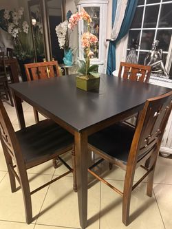 Dining table 42” x42” and 36” high with 4 chairs in very good condition