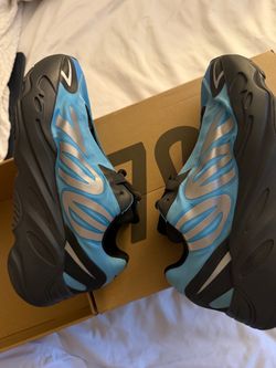 Adidas Yeezy boost  700