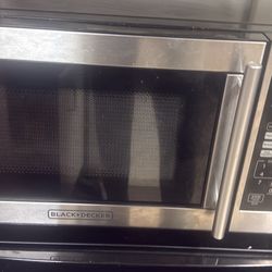 BLACK+DECKER 0.7 cu ft 700W Microwave Oven Black EM720CPN-P: Countertop, Small Dorm Microwave, Child Lock, 8 Programs