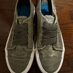 Women’s Green Tennis Shoe Size 5 1/2