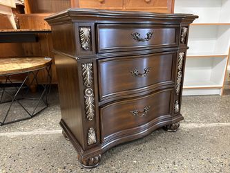 NEW CLASSIC Dark Wood Ornate 3-Drawer Bachelor Chest