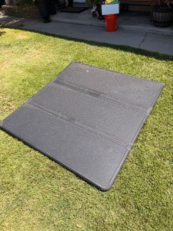 ⚠️⚠️GIVE ME AN OFFER ⚠️⚠️ Jeep Gladiator tonneau Tri fold cover