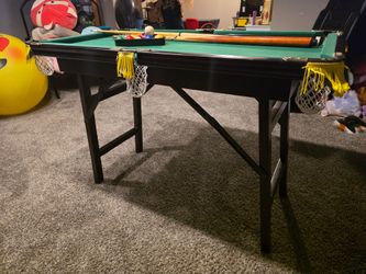 Mini pool table