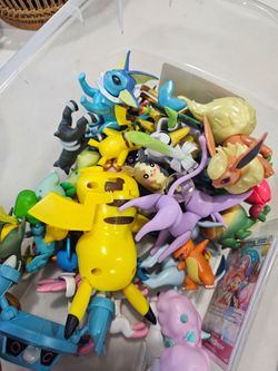 Pokemon toys Figurine box full