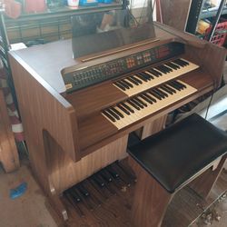 Lowery Deluxe Organ