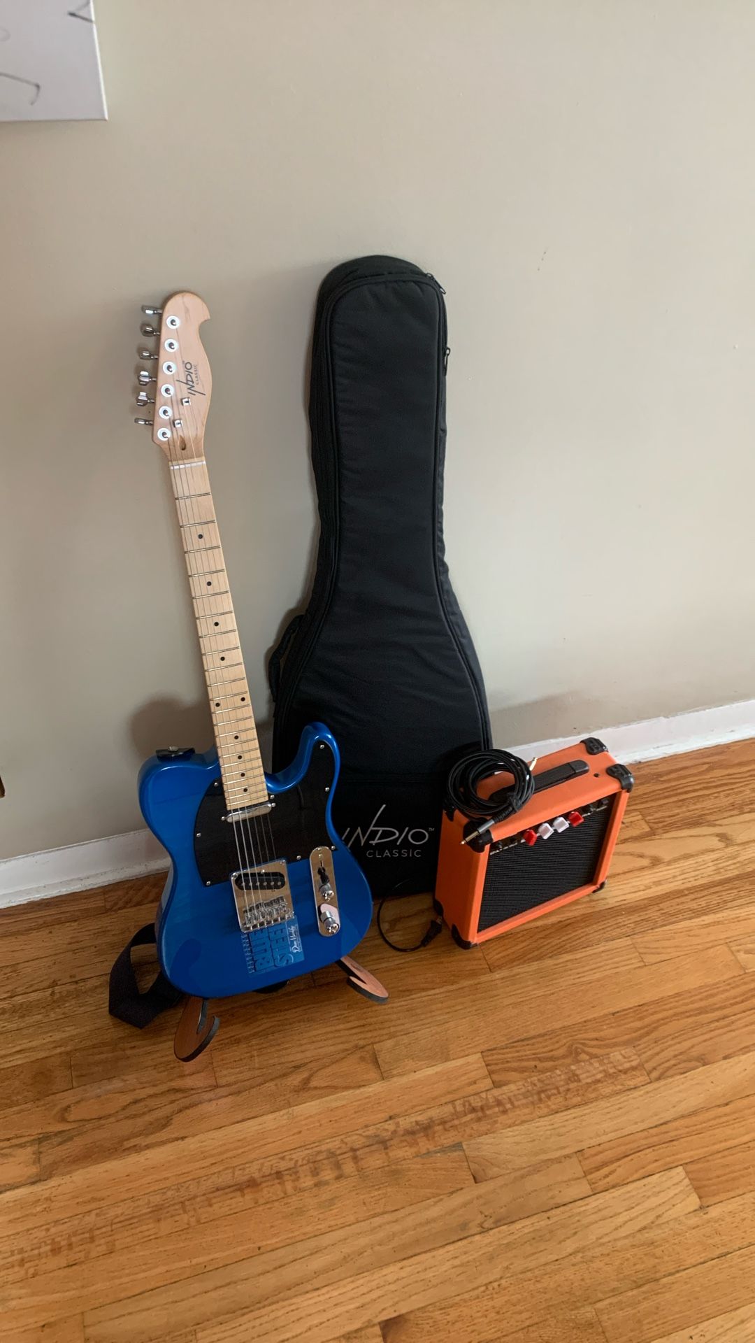 Indio Retro Classic Electric Guitar - Free LyxPro 20W Amp ($50 Value)