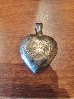 Beautiful Antique Sterling Silver Heart Locket 