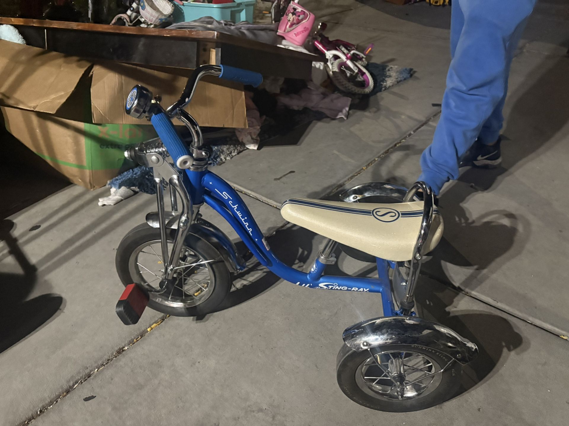 Schwinn Lil Stingray Super Deluxe Tricycle w/ Krate springer bell banana seat
