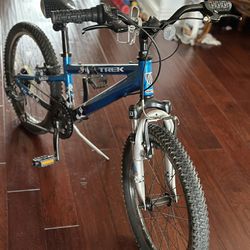 20” Wheel Trek MT-60 Suspension 6-speed Kids Mountain Bike