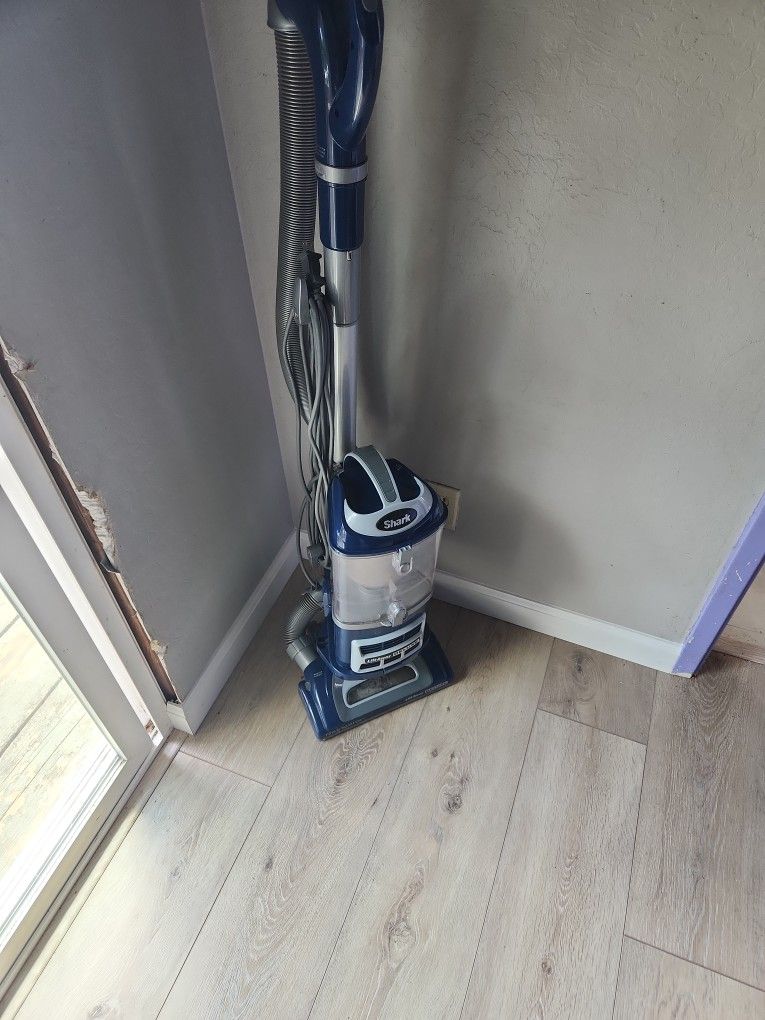 Shark Lift Away Vacume