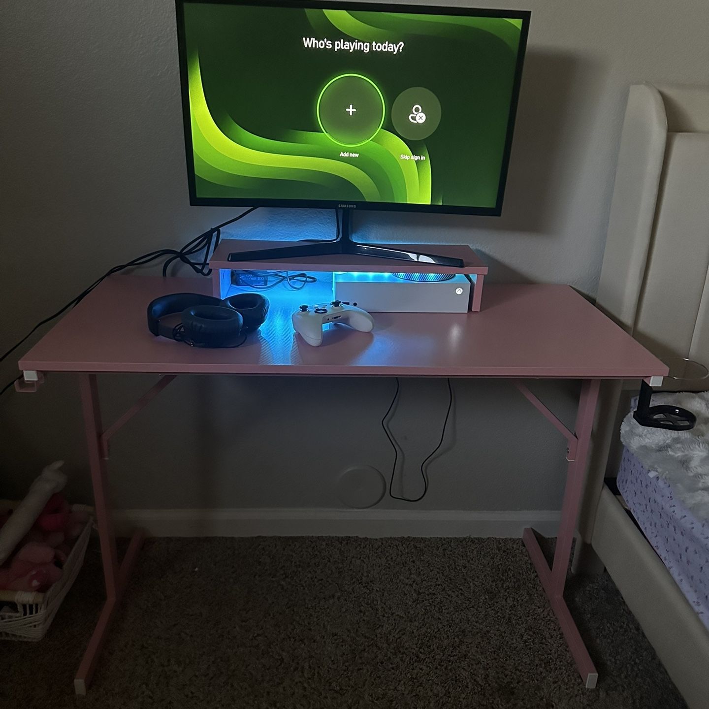 xbox 1s and 27” curved monitor gaming setup