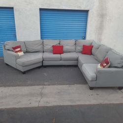 Modern sectional couch 🛋 very clean 🛋