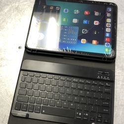 1003 Apple MD7G4LL/A 10.9” 128gb iPad 11th gen W/ keyboard Case 534866