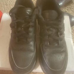 Kids black Nike Air Force 1 LE sneakers. 