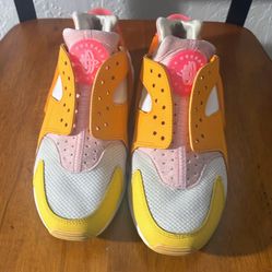 Nike Huaraches - Size 9 (FREE shirt to match!)