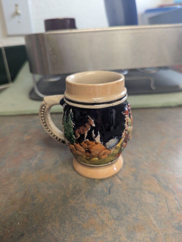 #J6 German beer stein, a traditional ornamental beer mug often used for souvenirs or collectibles
This beer Stein is about 4 in tall