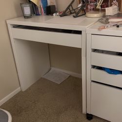 IKEA desk and cup broad mirro bedside table 