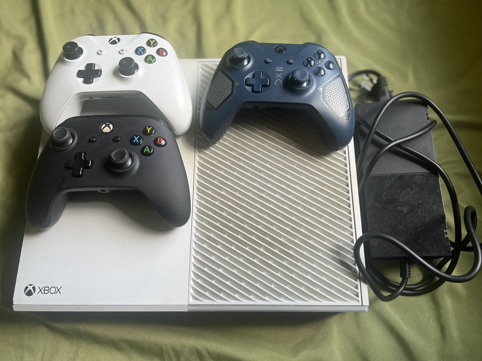 Xbox One  Console 500GB(White) 3 Controllers And Power Supply. No HDMI 