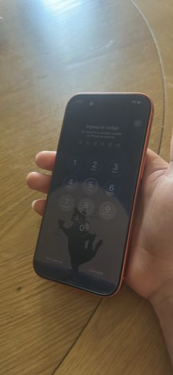 BRAND NEW IPHONE 17 pro (LOCKED)