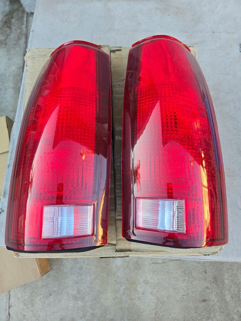 New tail lights,
One is chip but no leaks fits on
88-98 silverado, blazer, Tahoe and suburban
