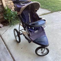 Instep  Safari baby jogging stroller very good condition easy to fold and curry also is very light