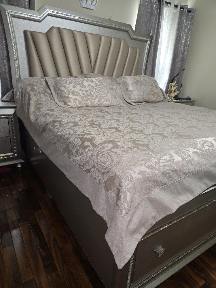 6 Pcs Bedroom Set, King Bed , DRESSER, Drawer With Mirror And 2 Nightstands