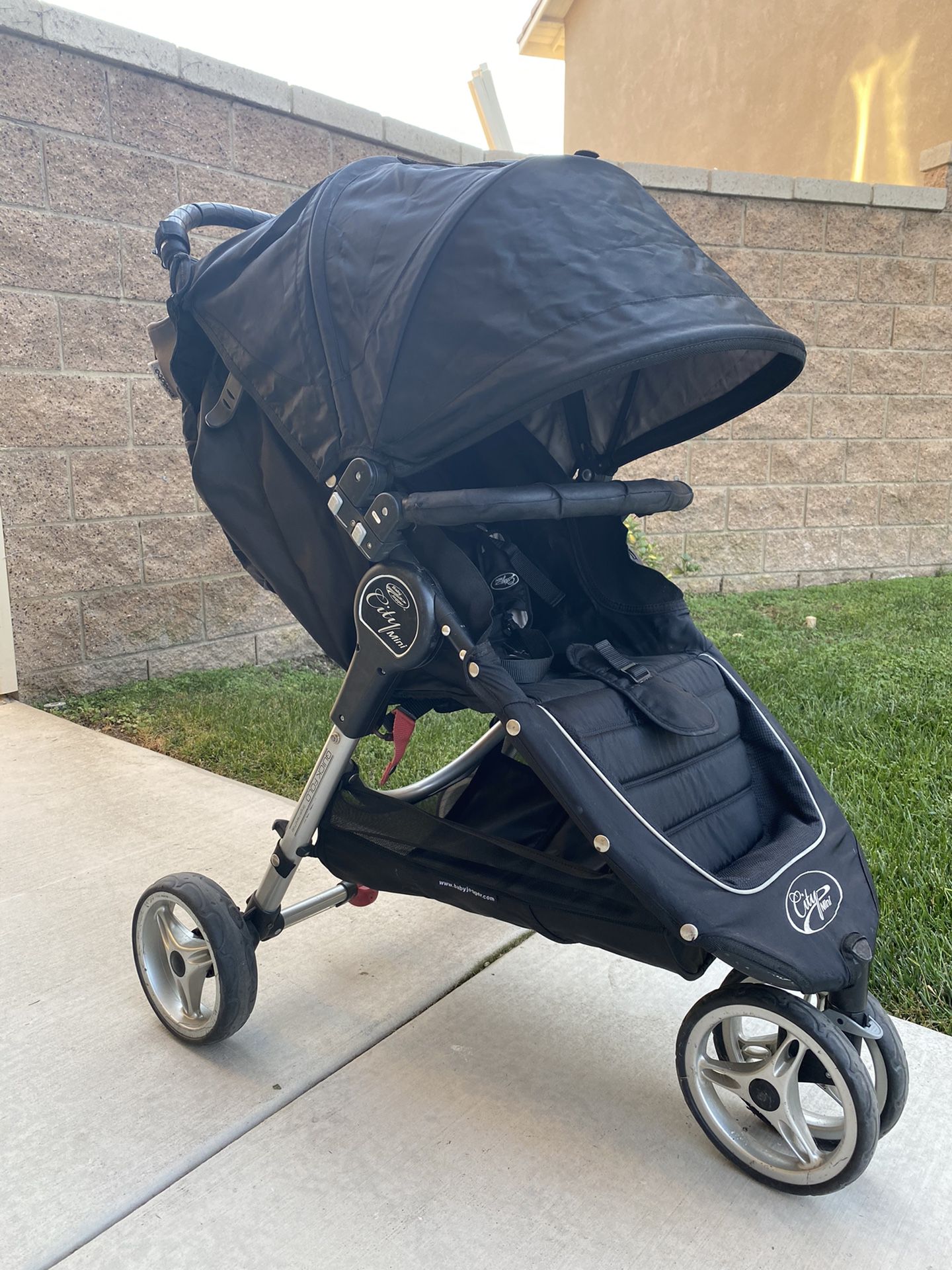 City Mini jogging stroller with carrying pouch