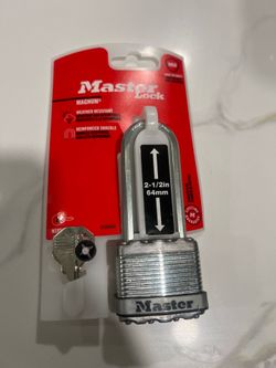 Master Lock Heavy Duty Outdoor Padlock with Key, 1-3/4 in. Wide, 2-1/2 in. Shackle