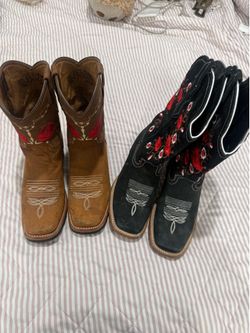 boots boats women 8 (20$ each)
