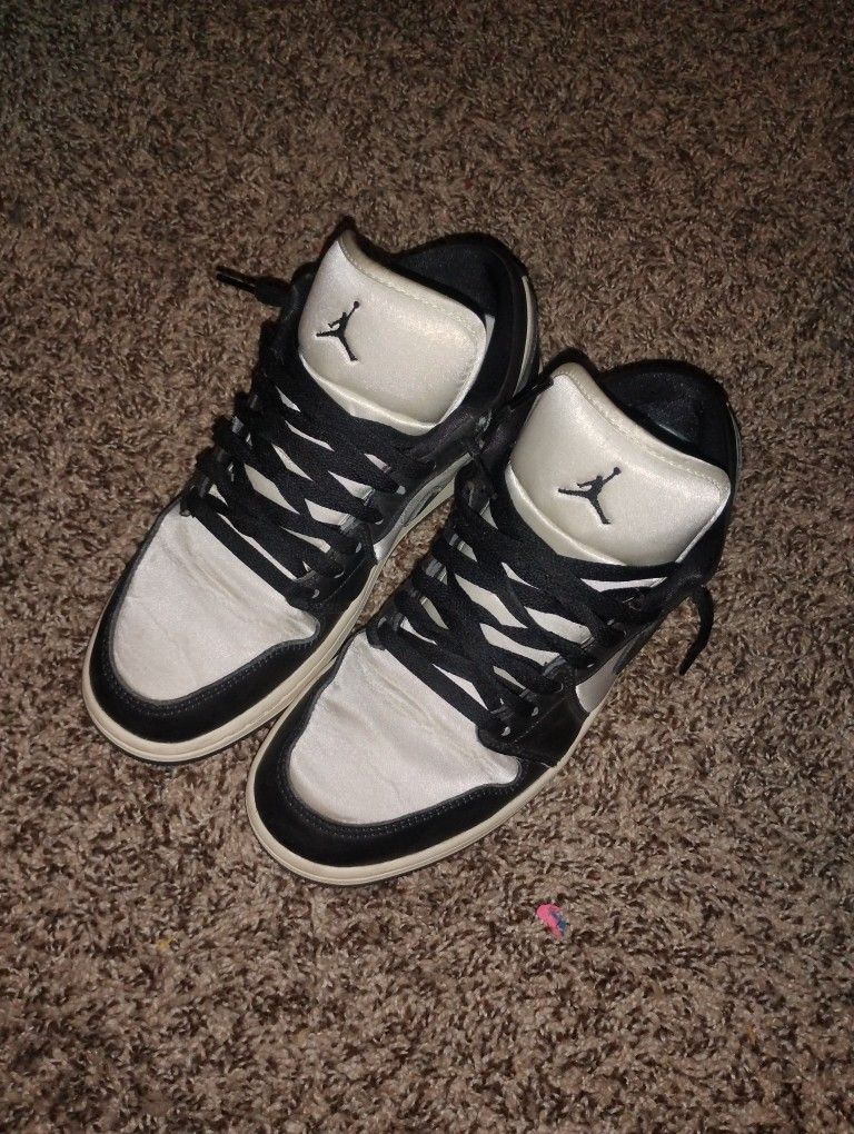 Jordan 1s Retro Black And white