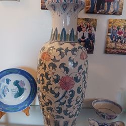  BEAUTIFUL  Tall  VASE  WITH LOTS OF  COLORS  24,5 INCHES TALL JUST LIKE 