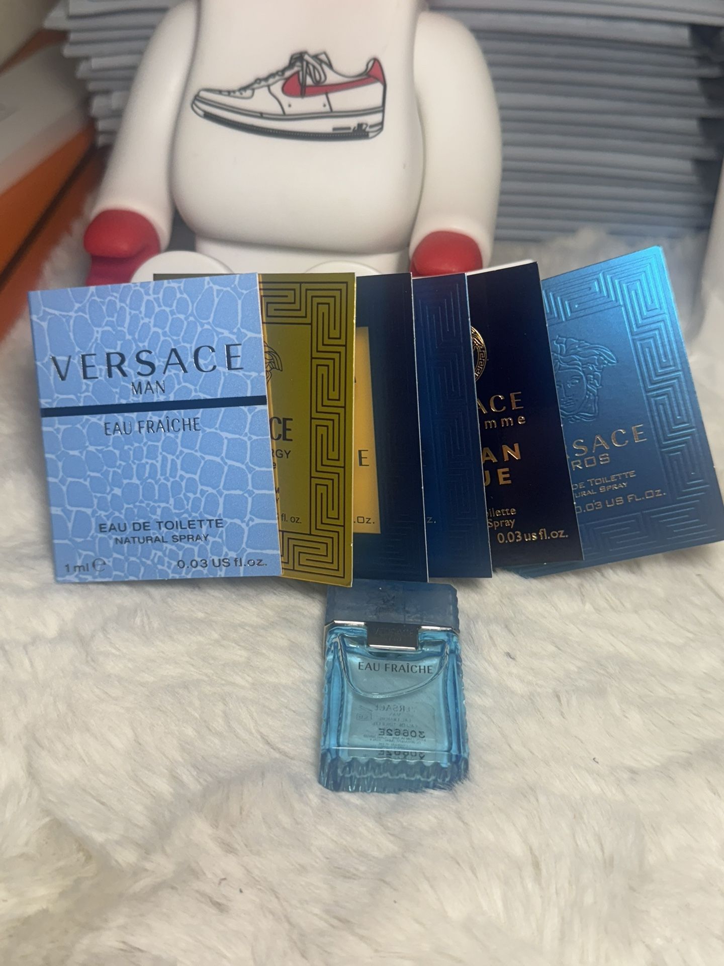 Lot of 7 mini and sample vials from Versace (read)