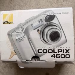 Vintage Nikon Coolpix 4600 Digital Camera Package