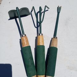 SET OF 3 HAND GARDENING TOOLS