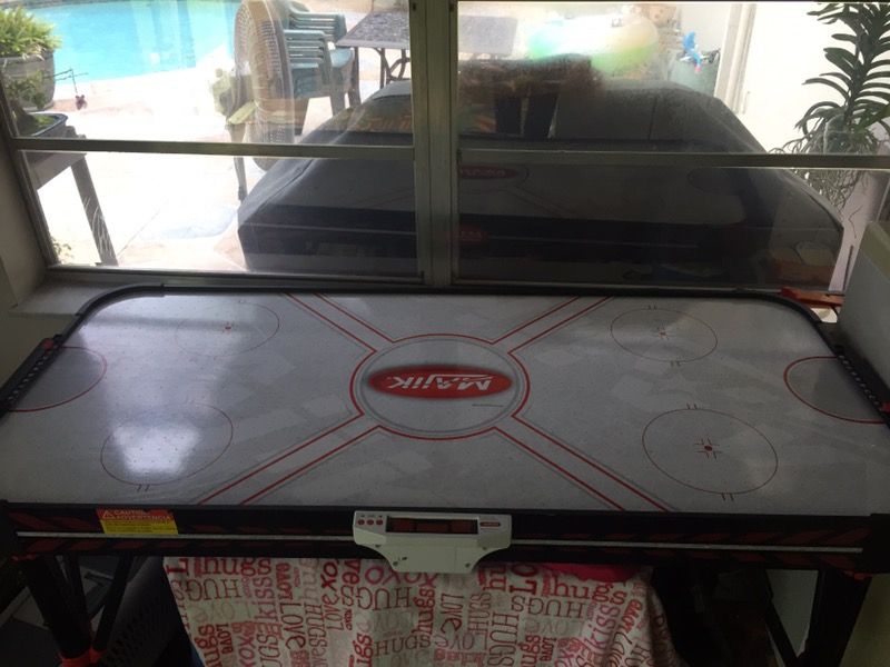 Air hockey table