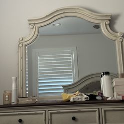 Realyn Two Tone Bedroom Mirror vintage Off White new