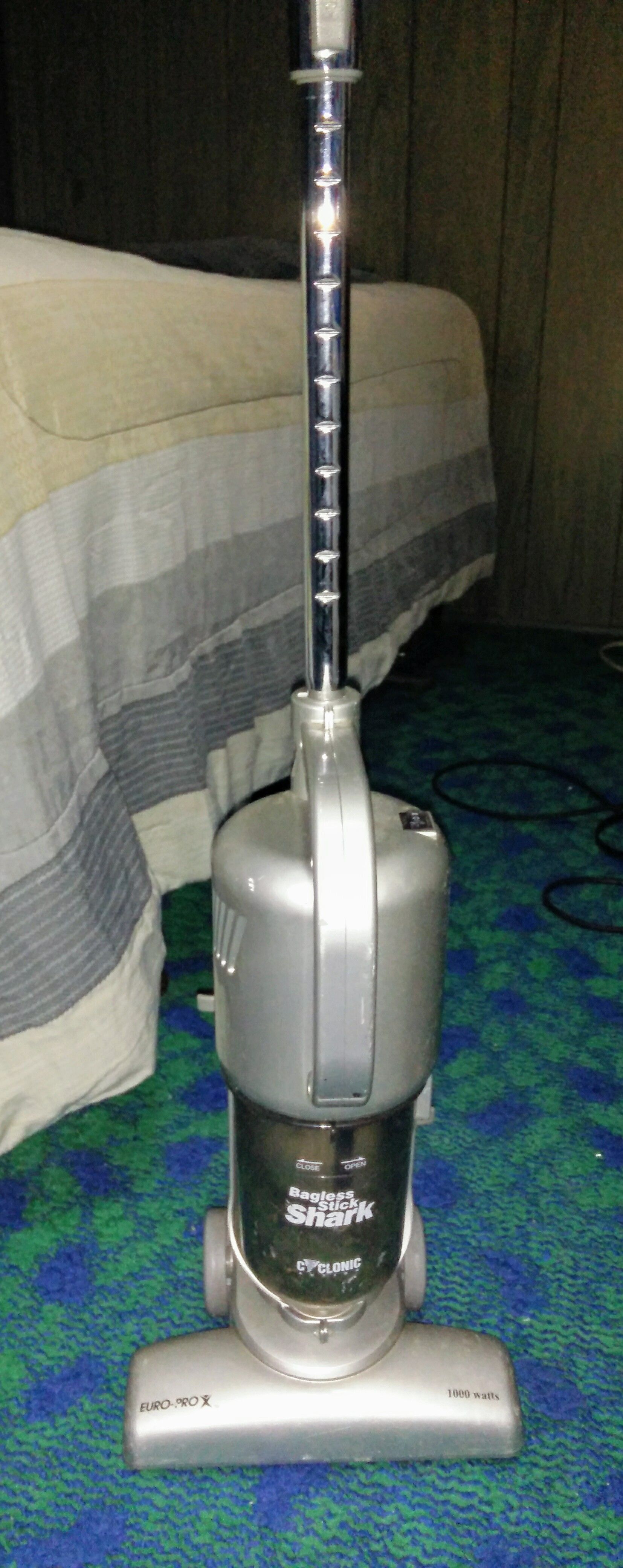Vacuum bagless stick shark cyclonic action 1000 watts
